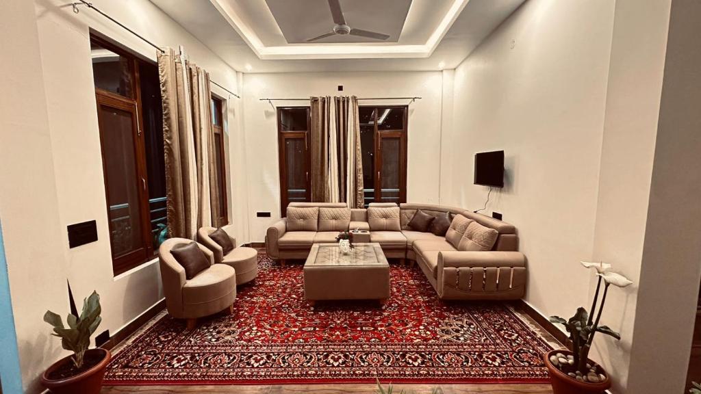 una sala de estar con un sofá y una mesa en Four season kasauli, en Kasauli