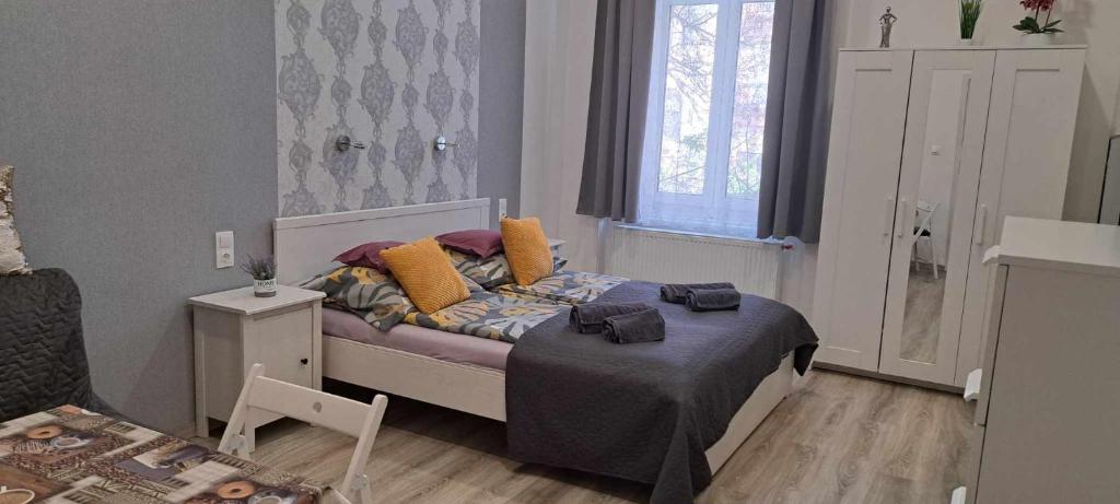 Łóżko lub łóżka w pokoju w obiekcie Pompár Belvárosi Apartman