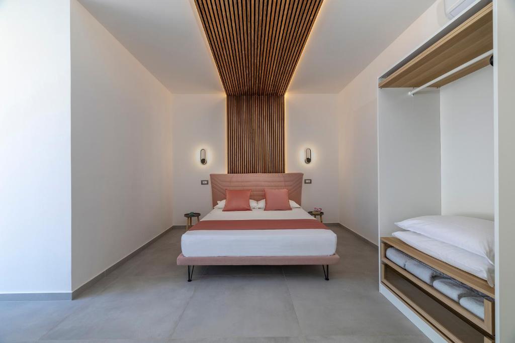 1 Schlafzimmer mit 2 Betten und Holzdecke in der Unterkunft Case Vacanza Loria in Castelluzzo