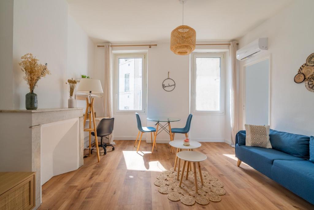 un salon avec un canapé bleu et une table dans l'établissement T1 Cocooning proche métro Baille, à Marseille