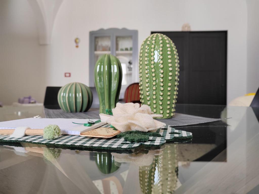 een tafel met twee groene vazen erop bij House of roses in Ceglie Messapica