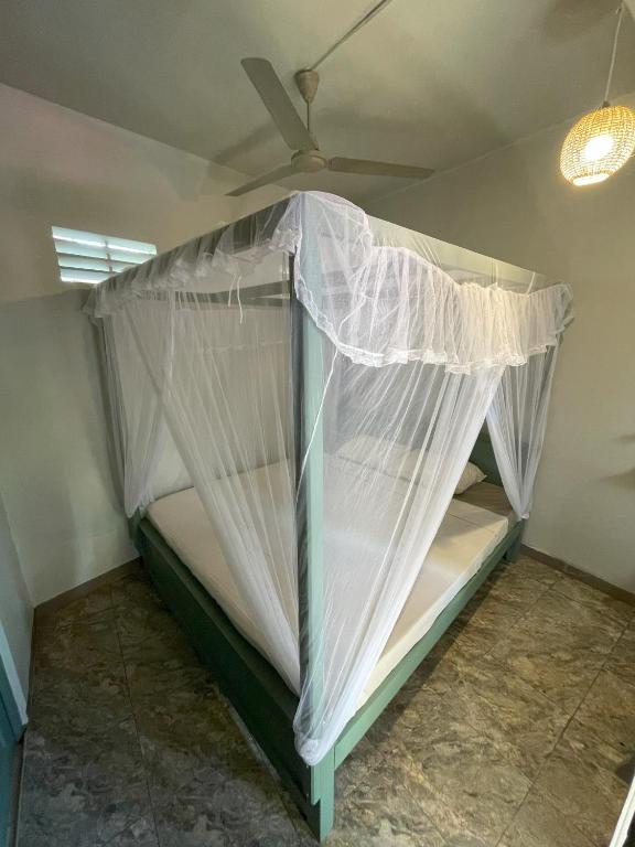 Postel nebo postele na pokoji v ubytování HAWARA CoLiving Midigama