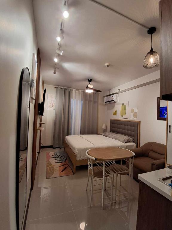 Cette chambre comprend un lit, une table et un canapé. dans l'établissement New Cozy Studio Apartment, à Marigondon