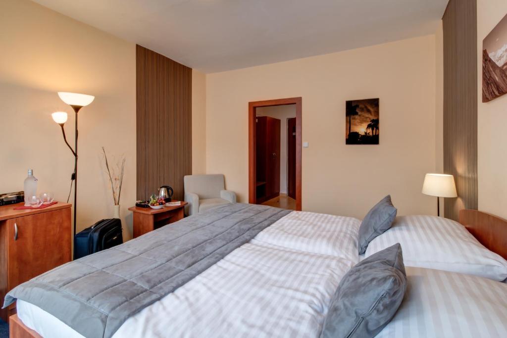 Postel nebo postele na pokoji v ubytování LC - Hotel Ostrava