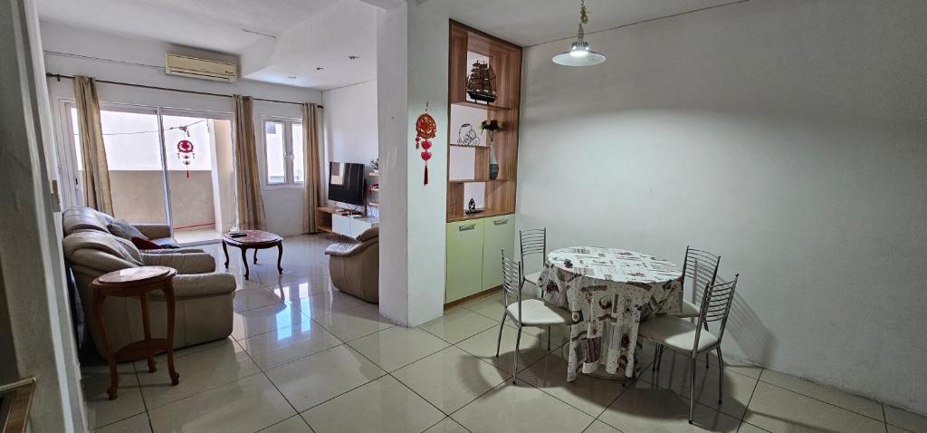 ein Wohnzimmer mit einem Tisch und Stühlen in der Unterkunft Ollier Plaza Apartments in Port Louis