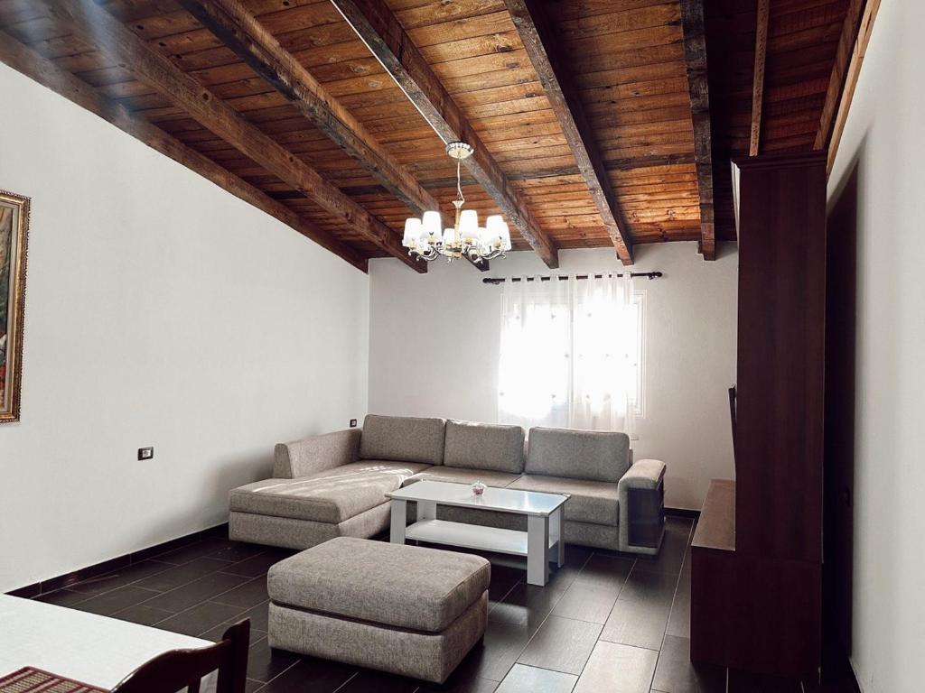 een woonkamer met een bank en een tafel bij OA's beach apartment in Vlorë