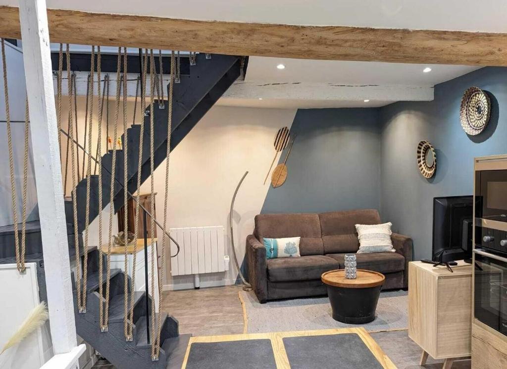 un salon avec un canapé et un escalier dans l'établissement Sea, sun et vignes, à Nissan-lez-Enserune