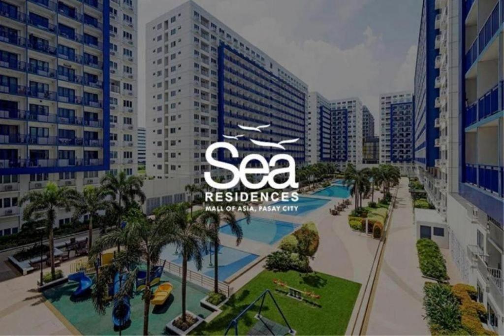 uma vista para uma cidade com um resort em SEA Residences in Pasay near Mall of Asia 2BR and 1BR em Manilla