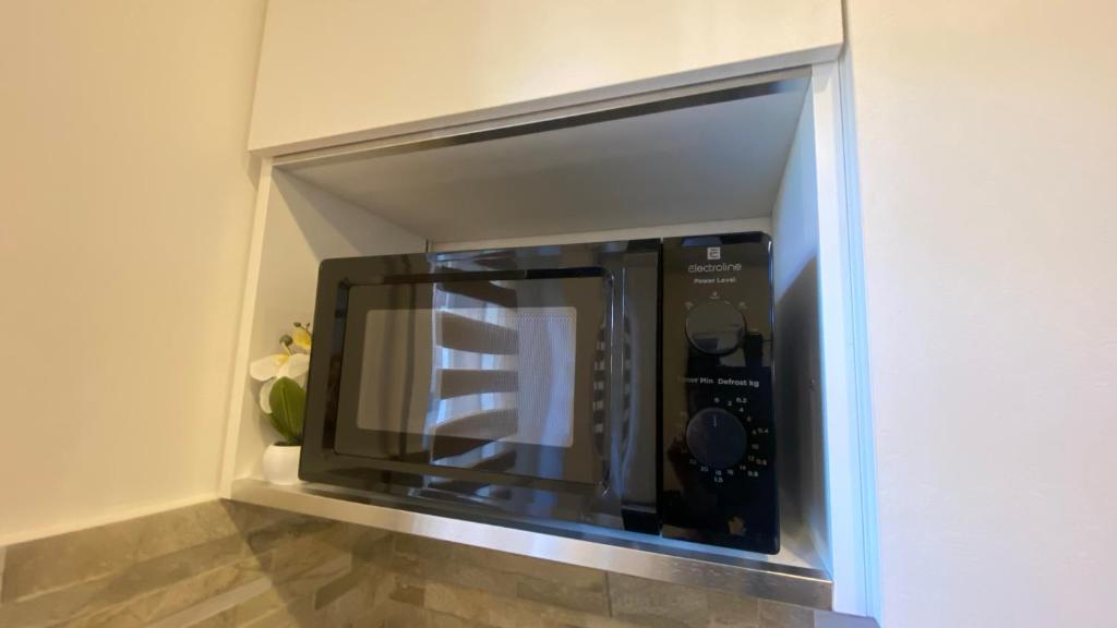 a microwave oven in a niche in a wall at Zefiro Ostia in Lido di Ostia