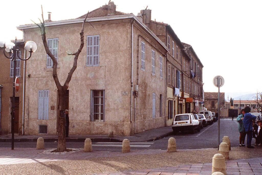 ein altes Steingebäude in einer Stadtstraße in der Unterkunft Studio meublé in Marseille