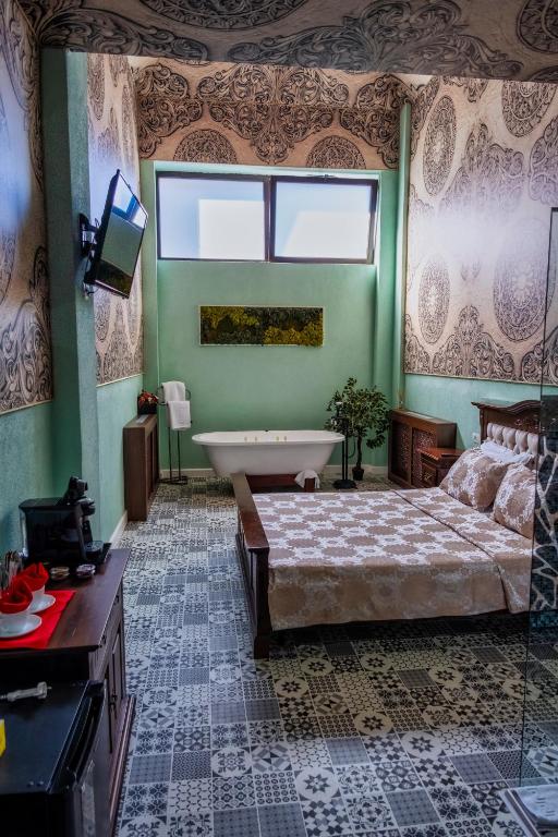 
Queen Room with Spa Bath
