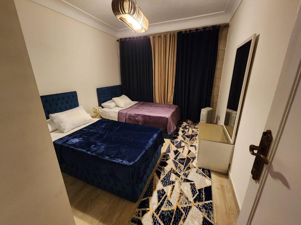um quarto de hotel com duas camas e uma janela em Panorama sea view Domino's house em Alexandria