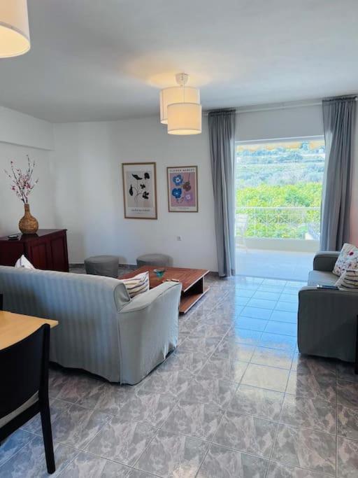 Posezení v ubytování Akrata apartment