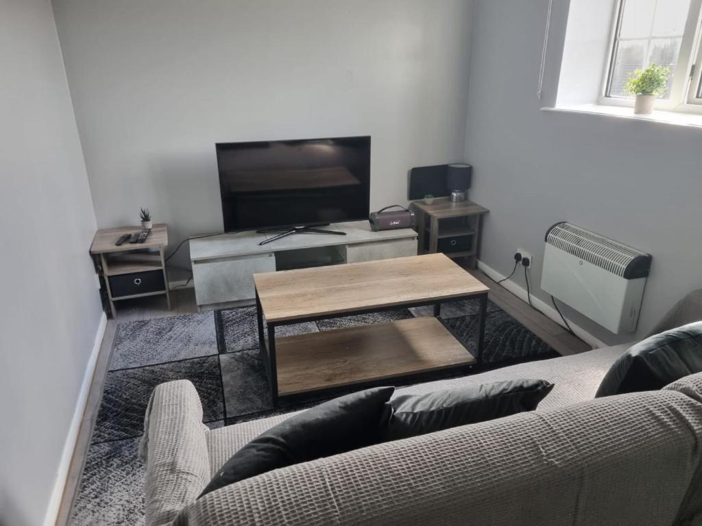 sala de estar con sofá y mesa en One Bedroom flat sittingbourne, en Kent