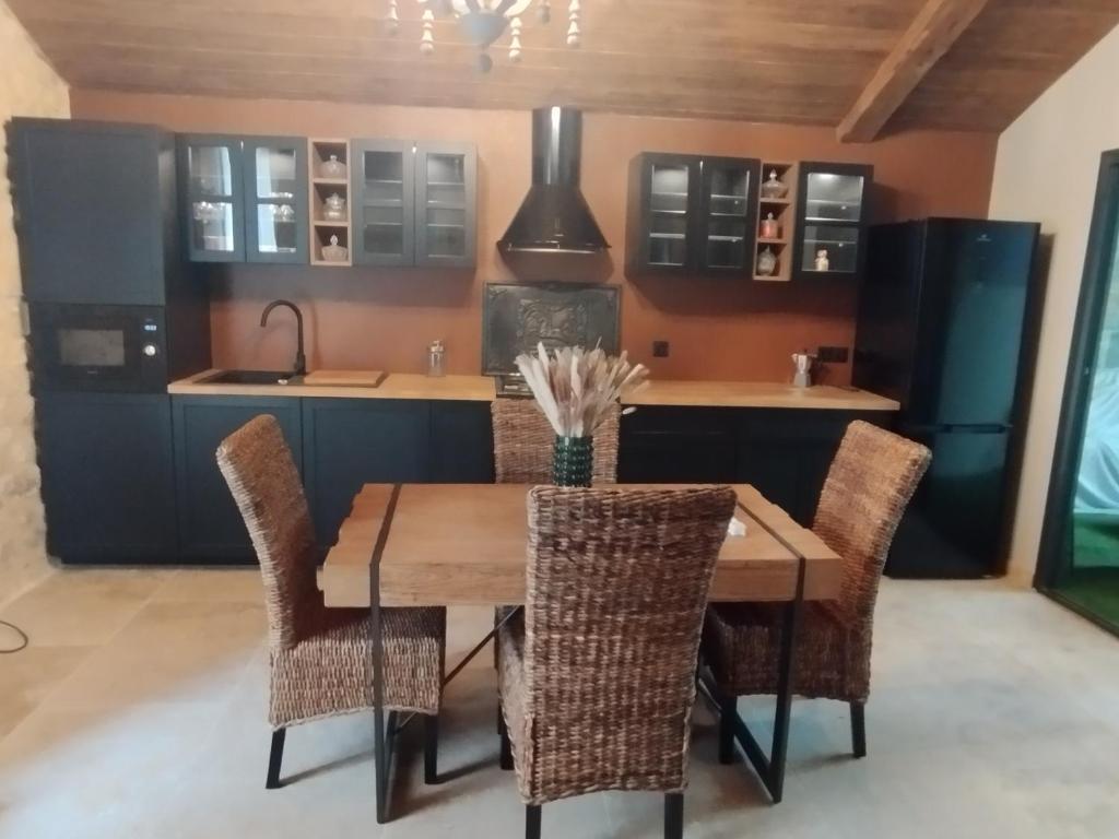 Kuchyň nebo kuchyňský kout v ubytování La cave de Grand Cabane