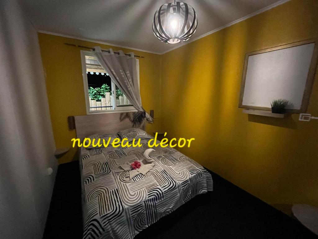 sypialnia z łóżkiem w pokoju z oknem w obiekcie chalet Ti kaz pitaya w mieście Le Tampon