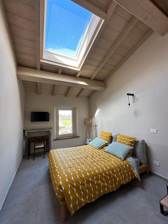 um quarto com uma cama e uma clarabóia em La Valle del Re - Agriturismo em Medesano