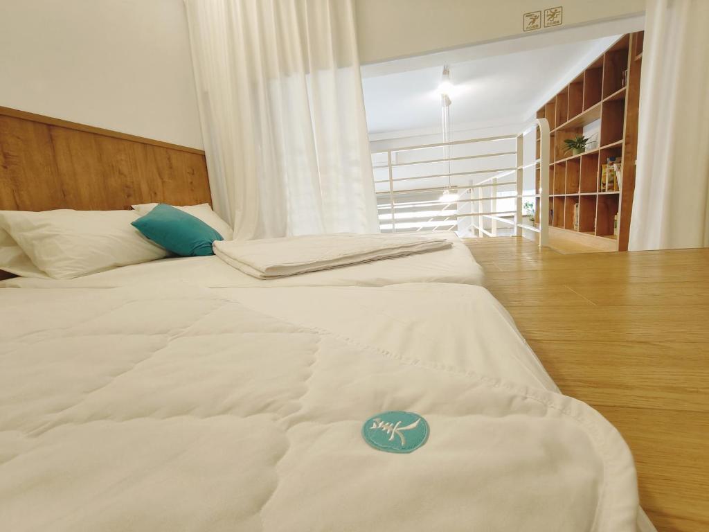 Postel nebo postele na pokoji v ubytování 白小美輕旅民宿 市中心 新開幕特惠 可包棟