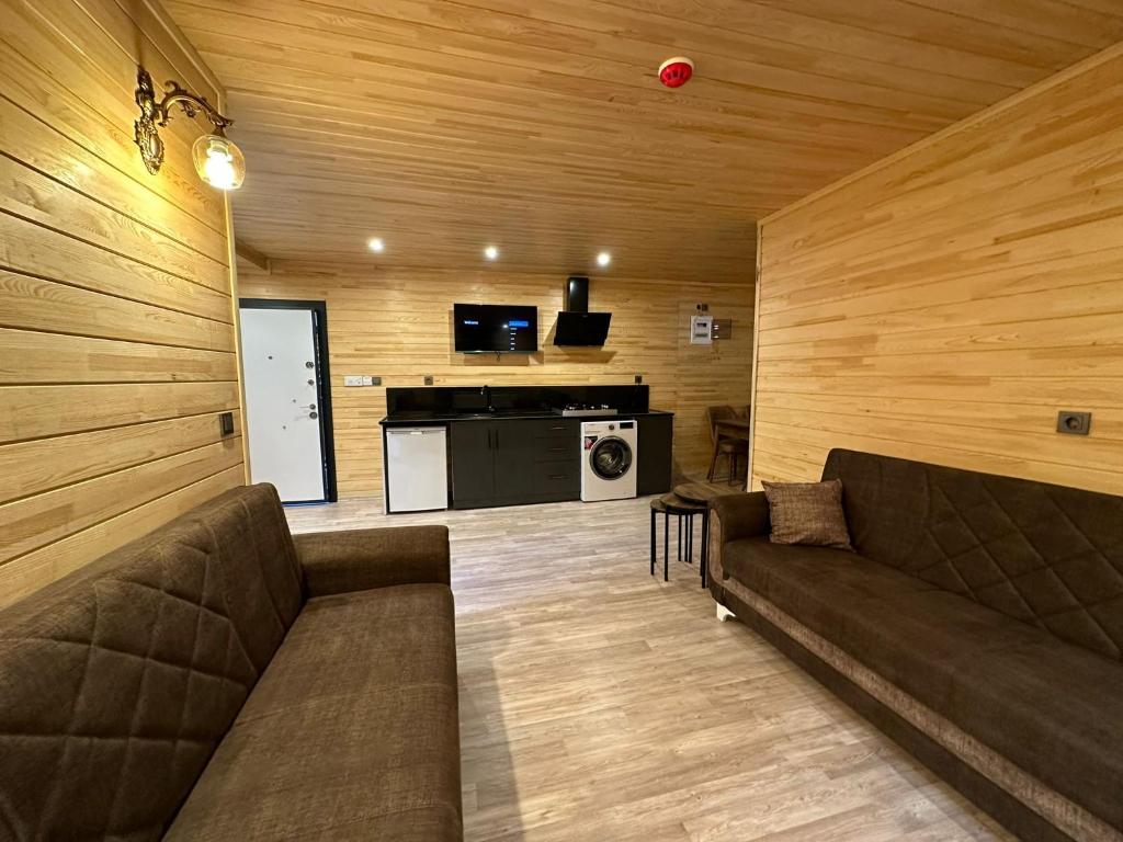 sala de estar con sofá y cocina en NİRVANA SUITE HOTEL, en Trabzon