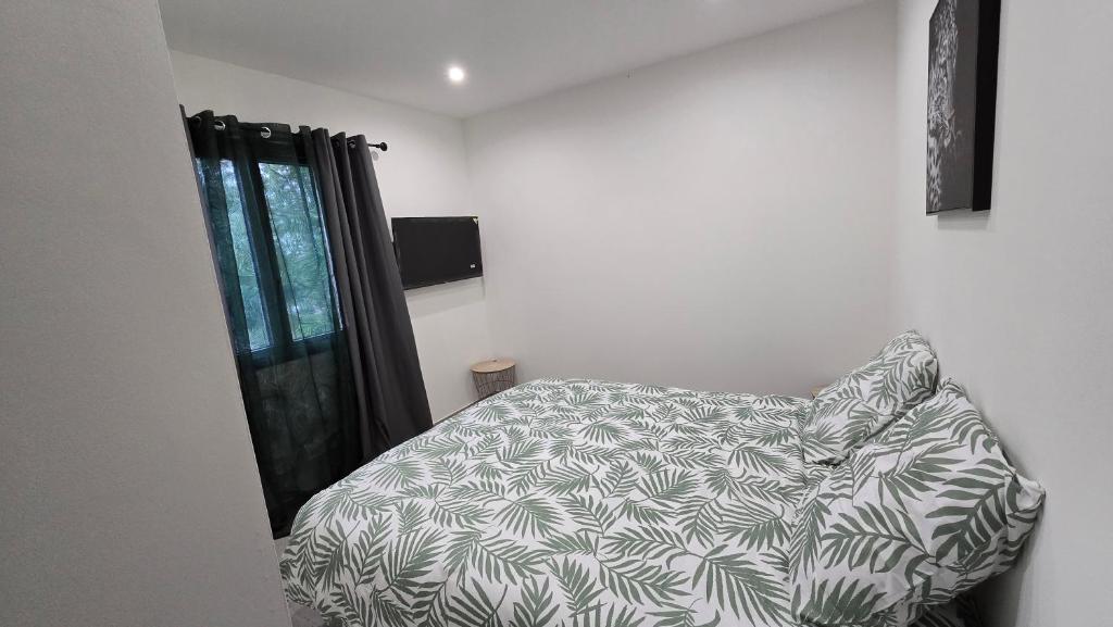 Ein Bett oder Betten in einem Zimmer der Unterkunft Maison des peupliers