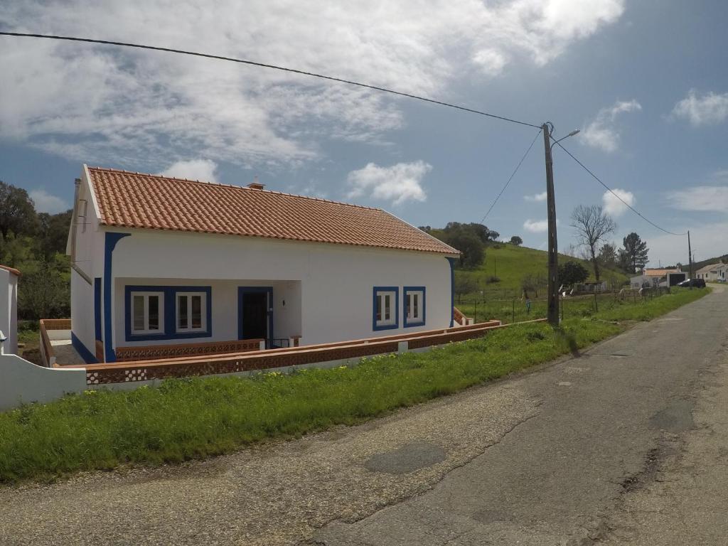 a small house on the side of a road at Casa do Henrique in Troviscais