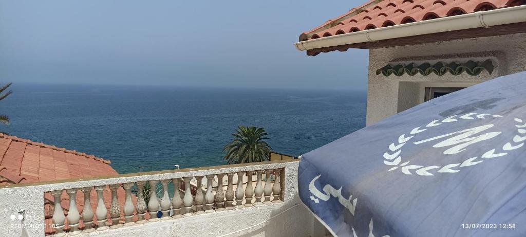 een balkon met uitzicht op de oceaan bij Les tamaris in 'Aïn Taya