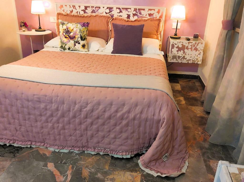 Postel nebo postele na pokoji v ubytování Affittacamere Casa Mac & Rose