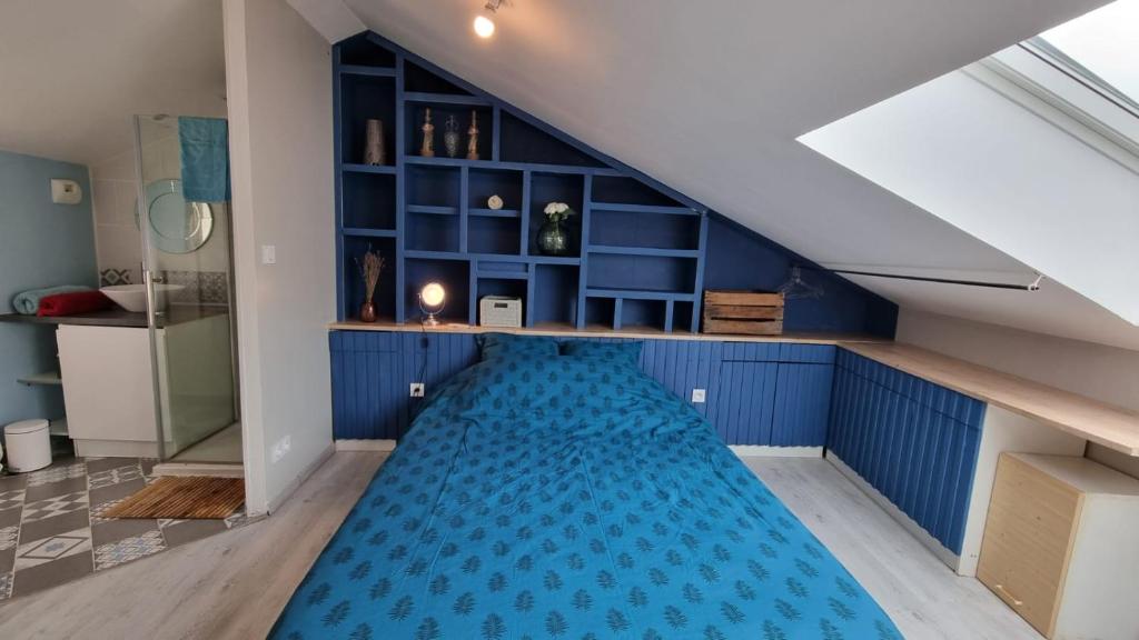a large blue floor in a room with an attic at Duplex cosy dans la rue des caves à vin in Saumur