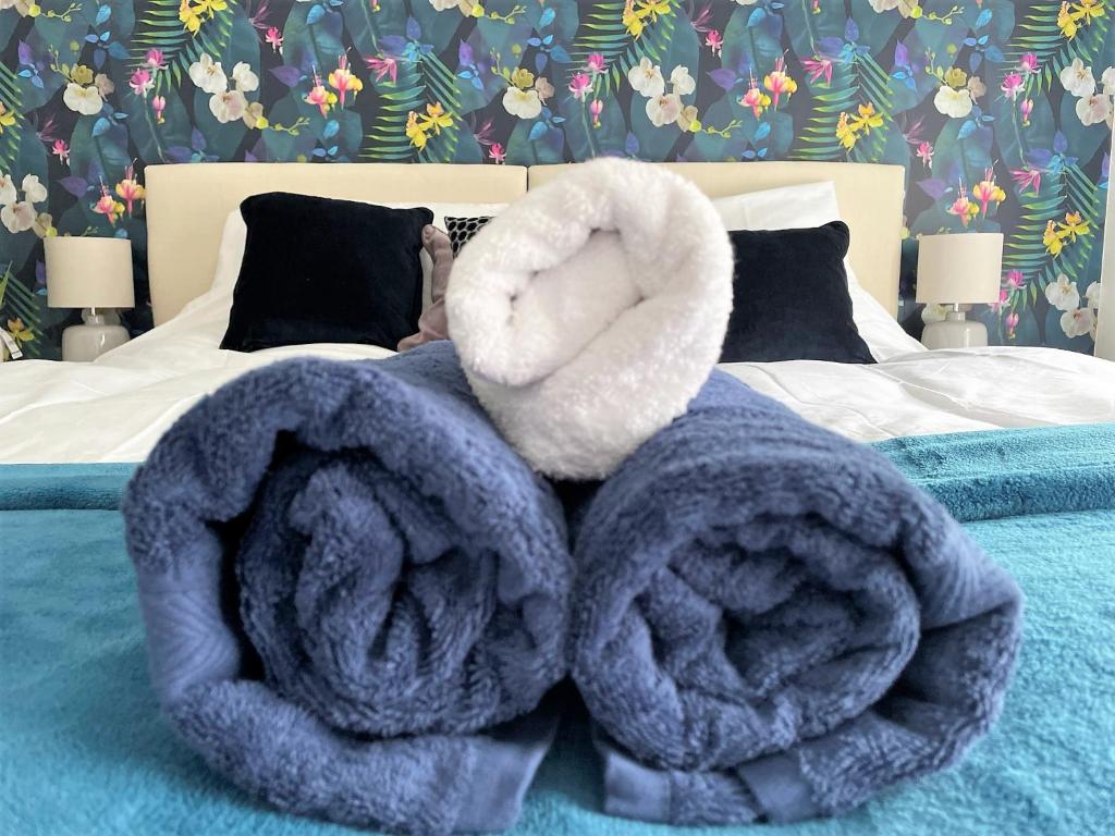 Una cama con dos toallas encima. en Park View - Charming Victorian Home, en Lincolnshire