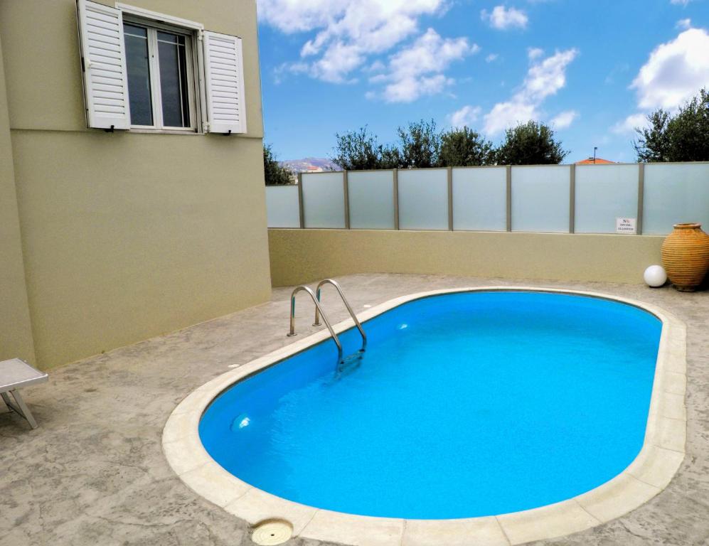 basen na podwórku domu w obiekcie Villa Cool with Private Pool, Mountain & Sea View w mieście Ayía Marína