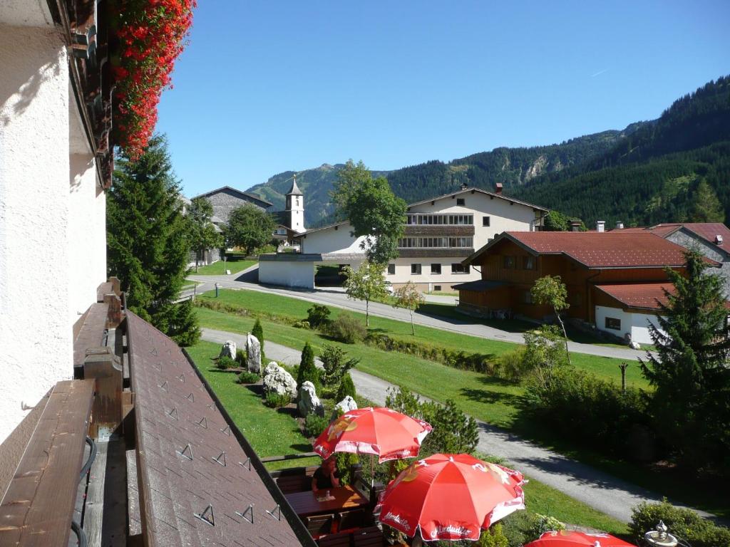 Nespecifikovaný výhled na hory nebo výhled na hory při pohledu z hotelu