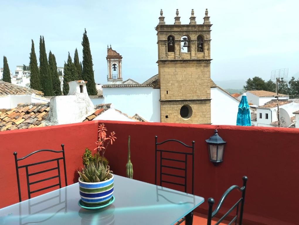 una mesa en un balcón con vistas a la ciudad en Typical Andalusian house in the center of Ronda / Casa típica andaluza en el centro de Ronda. en Ronda