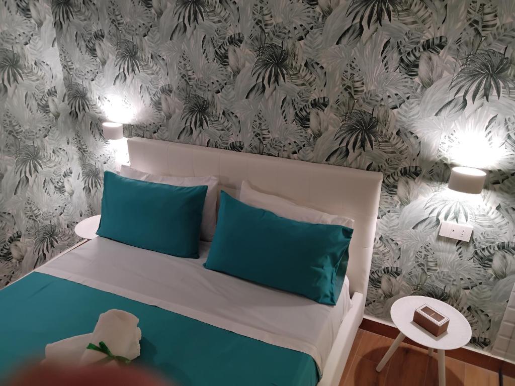 une chambre avec un lit avec deux oreillers bleus dans l'établissement BnBsimy5, à Naples