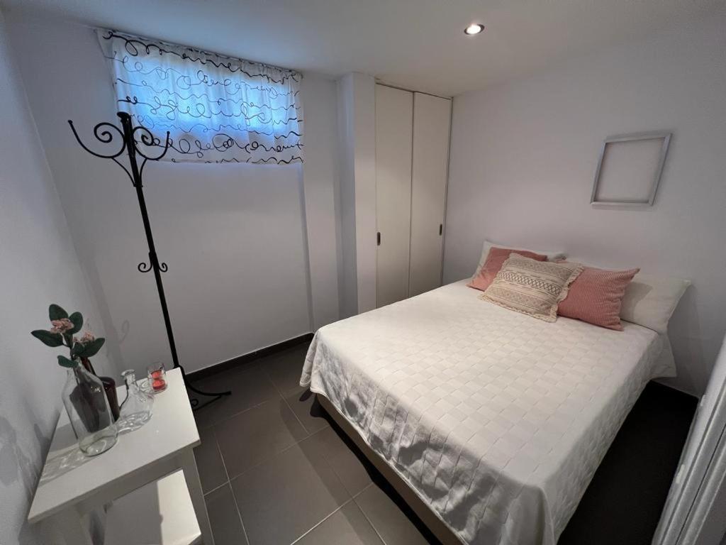 - une petite chambre avec un lit et une fenêtre dans l'établissement Apartamento La Mar, à Puerto de Santiago