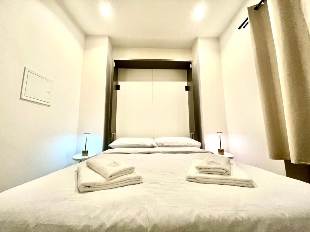 Postel nebo postele na pokoji v ubytování Royal Residence Lugano