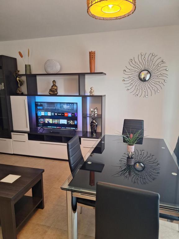 Televízia a/alebo spoločenská miestnosť v ubytovaní Hermoso apartamento en el centro de Galicia