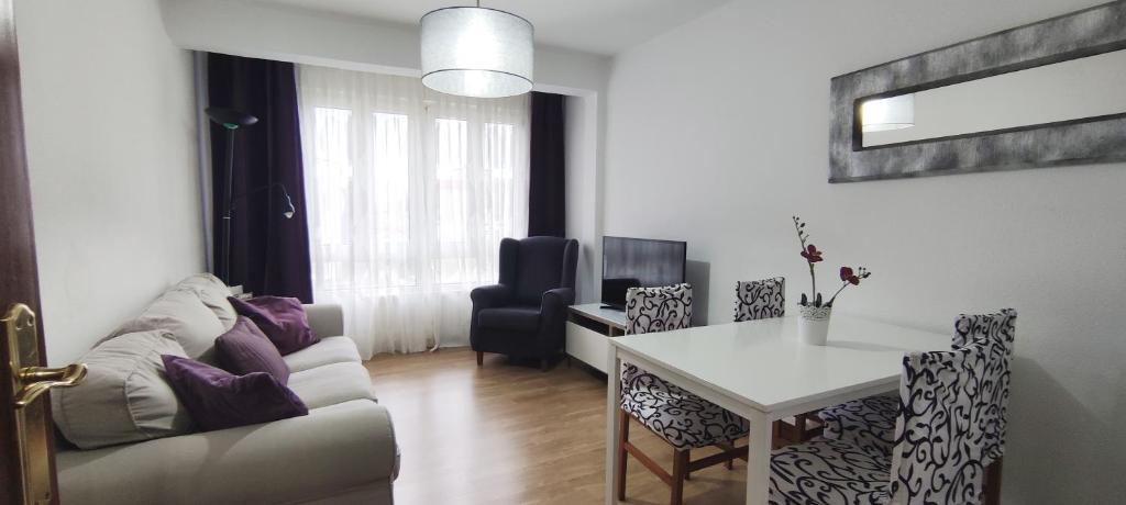 een woonkamer met een bank en een tafel bij Apartamento Santander zona Tetuán Puertochico in Santander