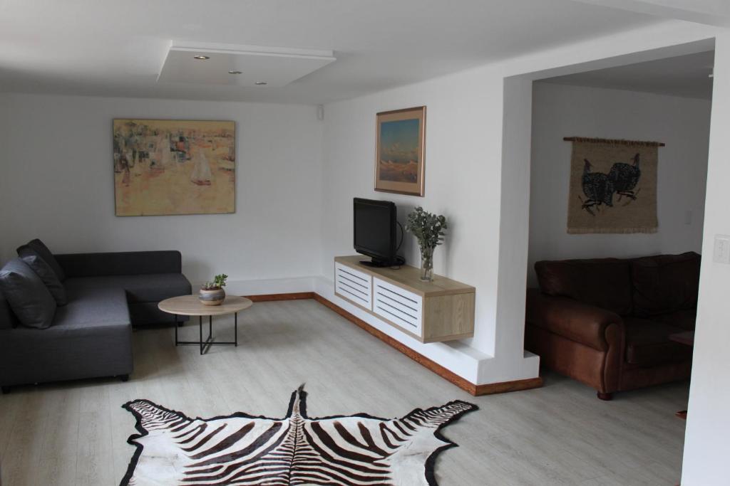 una sala de estar con una alfombra de cebra en el suelo en Onduno Self-catering en Swakopmund