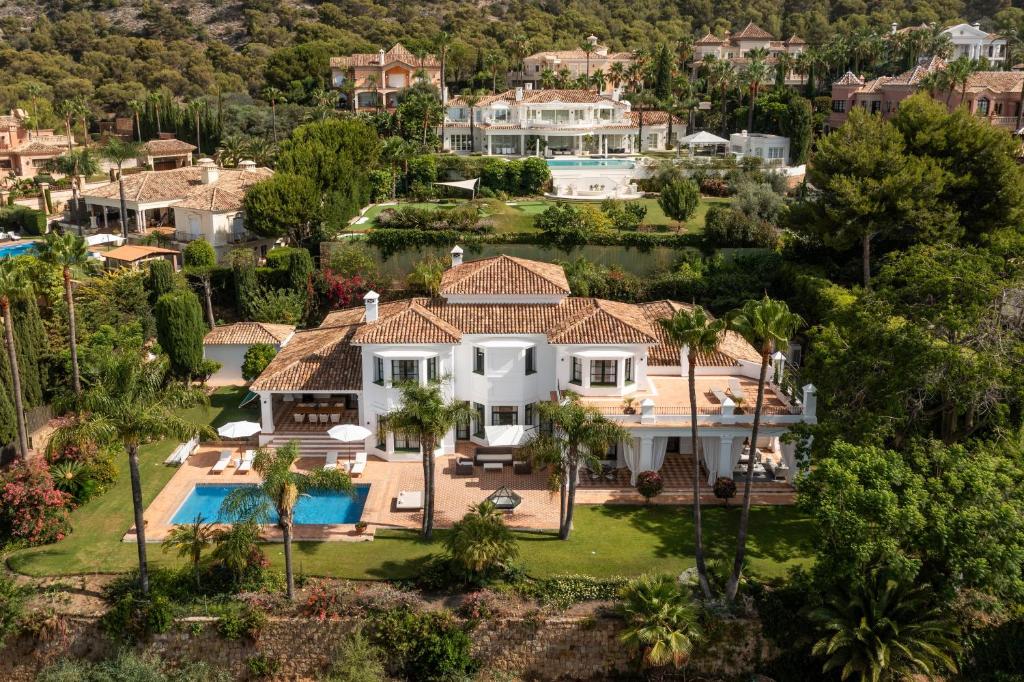 una vista aerea di una casa di Villa Shakira, Sierra Blanca, Marbella a Marbella