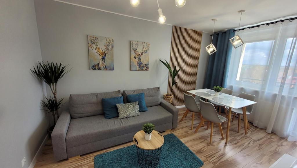 uma sala de estar com um sofá e uma mesa em Dwupokojowy apartament Fordon w okolicy Onkologii em Bydgoszcz