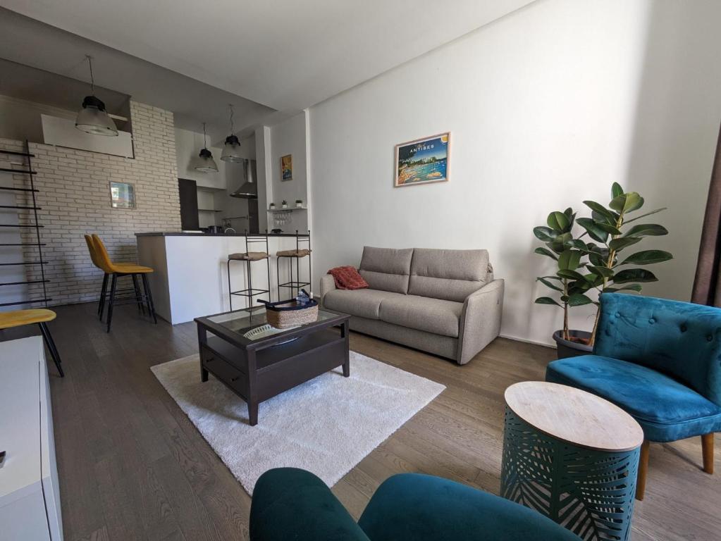 uma sala de estar com um sofá e uma mesa em Cannes Banane - Appartement 2P em Cannes