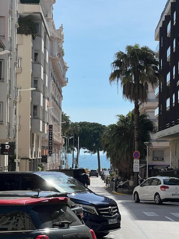 une rue avec des voitures garées sur le bord de la route dans l'établissement COSY CROISETTE CANNES CENTRE VILLE RUE D'Antibes, à Cannes