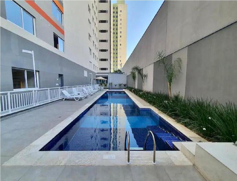 a swimming pool in the middle of a building at Metrô p Allianz Park e Espaço Unimed, Compras no Brás - Excelente! in Sao Paulo