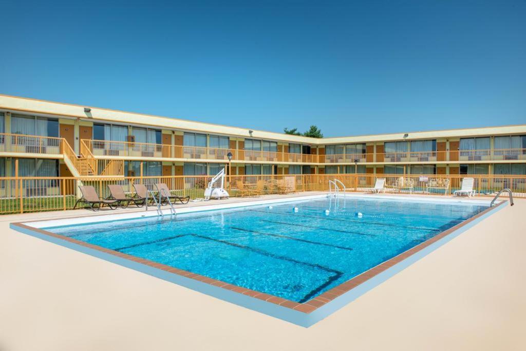 una imagen de una piscina en un hotel en Days Inn by Wyndham Salem, IL, en Salem