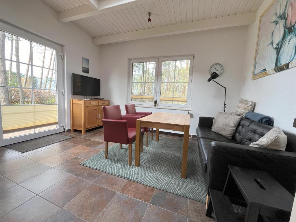 ein Wohnzimmer mit einem Sofa und einem Tisch in der Unterkunft Küstenferienhaus in Stahlbrode