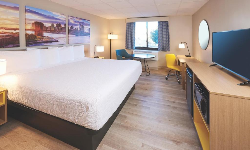 Habitación de hotel con cama y TV de pantalla plana. en Days Inn by Wyndham, Glen Allen - Richmond North, en Richmond