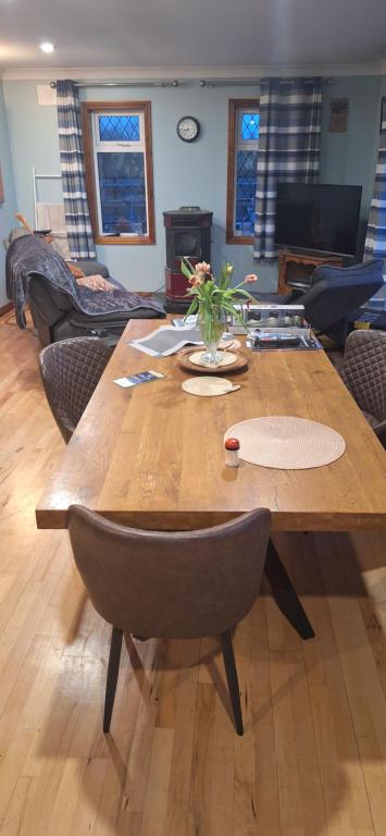 uma grande mesa de madeira numa sala de estar em Stay with Jack 2 em Ardagh
