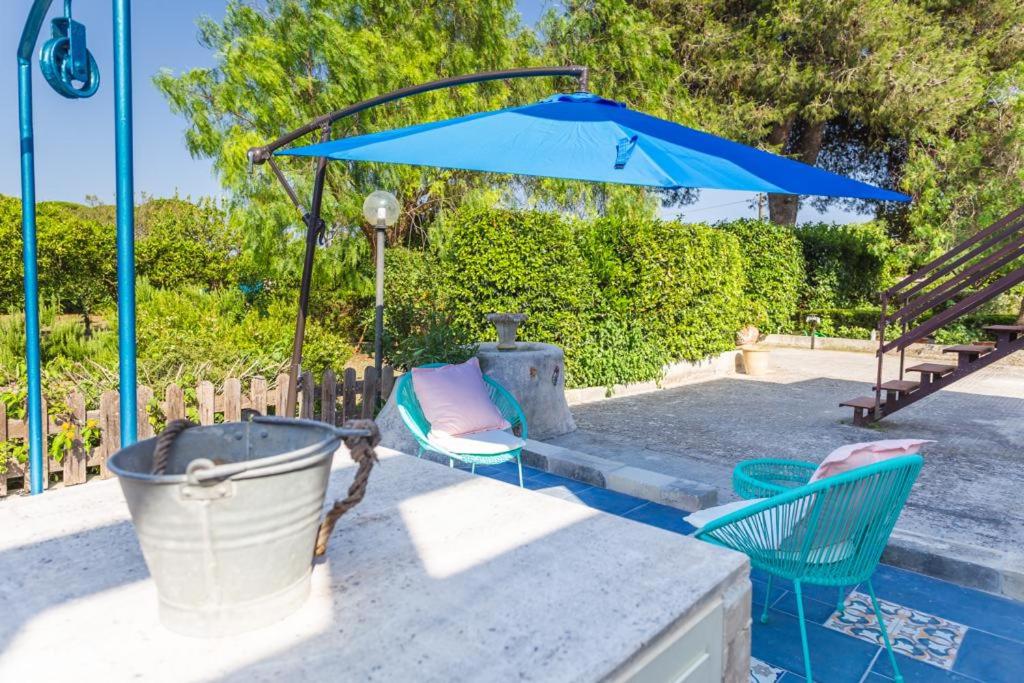 eine Terrasse mit einem Tisch, einem Sonnenschirm und Stühlen in der Unterkunft Midori-an 緑庵 - The Garden in Maglie
