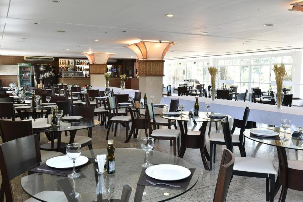 En restaurant eller et andet spisested på Gran Lençóes Flat Residence