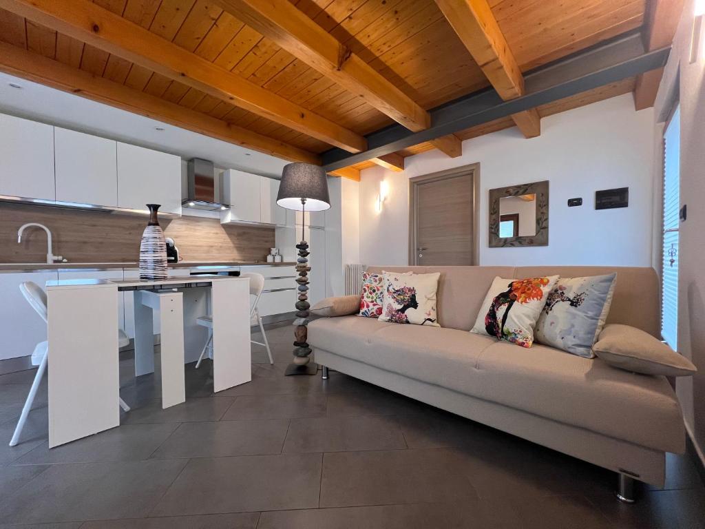 - un salon avec un canapé et une table dans l'établissement Grazioso appartamento, à Aoste